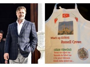 Russell Crowe'a özel "ciğerci önlüğü"