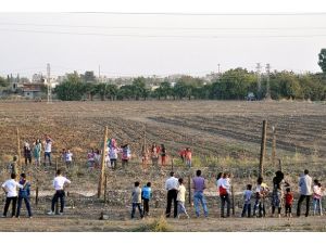 Mayınlı alanların kenarında bayramlaştılar