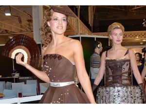 Çikolatadan elbiseler podyumda