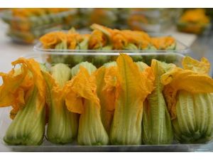 İstanbul sosyetesine çiçek yediriyor