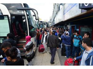 Otogar ve yollarda dönüş yoğunluğu