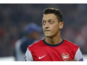 Lider Arsenal Özil'in 2 golüyle kazandı