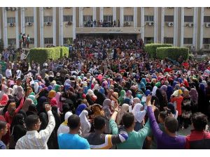 Öğrencilerden darbe karşıtı gösteriler