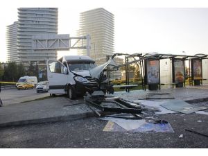 Servis aracı otobüs durağına çarptı