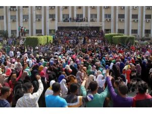 Mısır'da öğrencilerin protesto gösterileri sürüyor