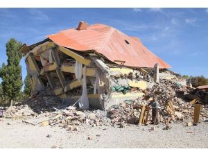 Van depreminde hayatını kaybedenler unutulmadı