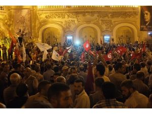 Tunus'ta "teröre ve darbeye hayır" gösterileri