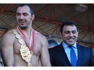 Başpehlivan Ali Gürbüz'ün altın kemeri geri alındı