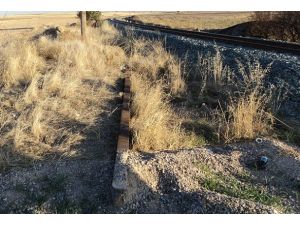 Tren yolundan 25 ray çaldılar