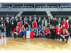 Hakan Şükür'den özel sporculara destek