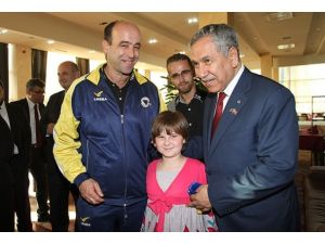 Arınç tedavi ettirdiği Boşnak kızı Amina ile görüştü