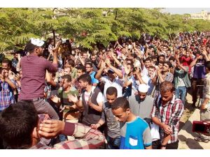 Ezher Üniversitesi'nde darbe karşıtı gösteriler sürüyor