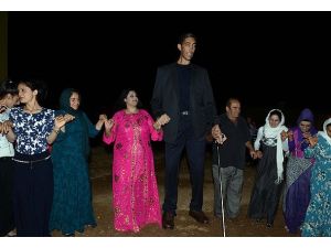 Dünyanın en uzun adamı evleniyor