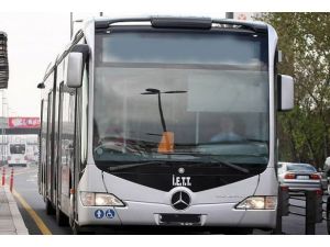 İETT otobüsü ile kamyon çarpıştı