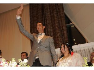 Dünyanın en uzun adamı dünya evine girdi