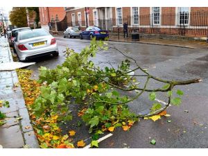 İngiltere'de şiddetli fırtına: 2 ölü