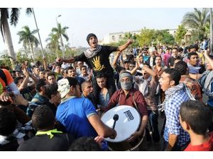 Öğrencilerin darbe karşıtı gösterileri sürüyor