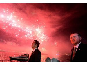 Boğaz'daki havai fişek gösterisini konuklarıyla izledi