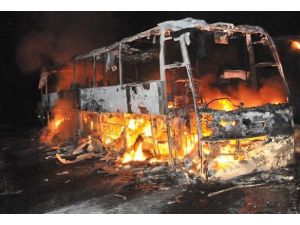 Hindistan'da otobüs yandı: 40 ölü