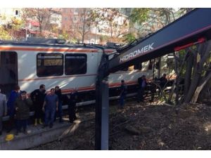 İş makinesi Ankaray'a çarptı