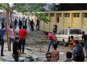 Darbe karşıtı öğrenciler Sisi destekçileriyle çatıştı