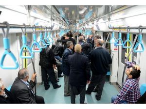 Yolcular Marmaray'dan inmek istemiyor