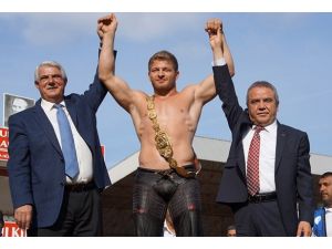 Altın kemer yeni sahibine takıldı