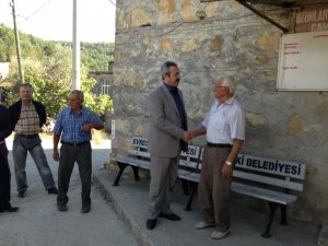 MHP'liler köy halkına lokum ikram etmeyi unutmadılar.