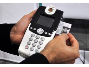 Yeni kimlik kartlarıyla sürücü belgeleri seneye kullanımda