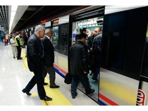 Marmaray'daki yoğunluk seferleri aksattı
