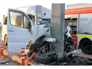 Sirk çalışanlarını taşıyan minibüs direğe çarptı: 2 ölü, 9 yaralı