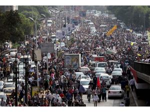 Mısır halkı meydanlarda