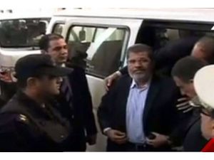 Mursi Mısır'da askerlere meydan okuyor