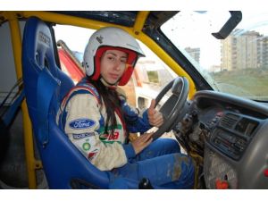 Off-road'da erkeklere taş çıkartıyor