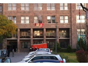 Eylemciler dekanın odasını ateşe verdi