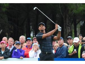 Tiger Woods ilk günü eksi 1 vuruşla geçti