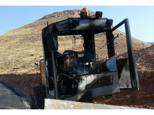 Şırnak’ta teröristler iş makinelerini yaktı