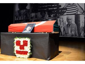 Tiyatro sanatçısı Nejat Uygur son yolculuğuna uğurlanıyor