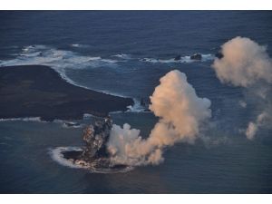 Japonya'da volkanik patlama yeni bir ada açığa çıkardı
