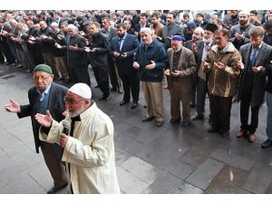 Katledilen Müslümanlar için gıyabi cenaze namazı