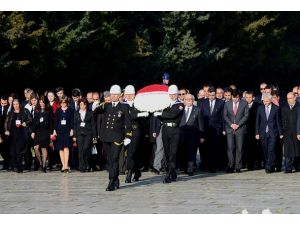 Bakan Avcı ve öğretmenlerden Anıtkabir'e ziyaret