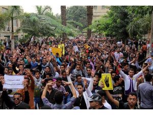 Mısır'da gösteriler sürüyor