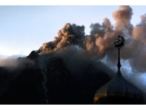 Sinabung yanardağı kül ve lav püskürttü