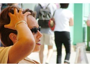 Kadınlar saç, erkekler sakal-bıyık yoluyor