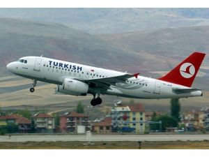 THY uçağına yıldırım isabet etti