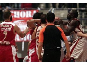 Olympiakos-Galatasaray Liv Hospital maçında kavga