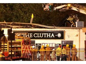 İskoçya'da barın üzerine helikopter düştü