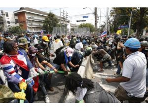 Tayland'da göstericilere polis müdahalesi