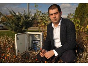 Güneş ve neme göre sulama yapan cihaz