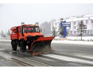 Yoğun kar yağışı ulaşımı olumsuz etkiliyor